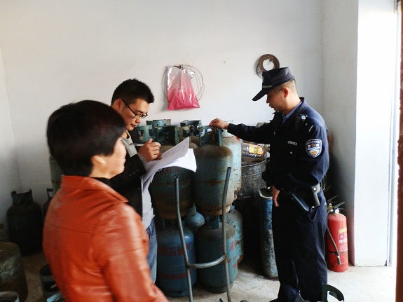 柳巷镇开展消防安全专项检查3.JPG