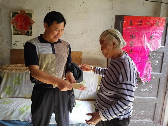 明光市司法局走访慰问空巢失能老人.jpg