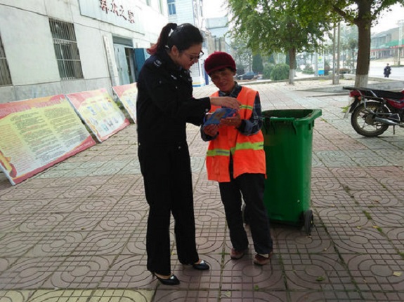 张八岭镇重阳节法治宣传照片2.jpg