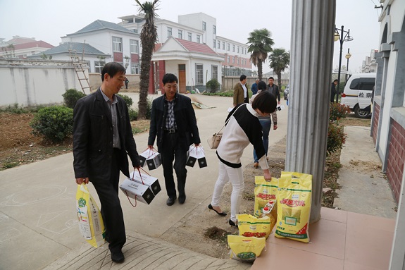 明光市检察院慰问敬老院孤寡老人.jpg