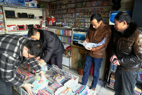 明光市多部门联合执法 开展扫黄打非专项行动1.jpg