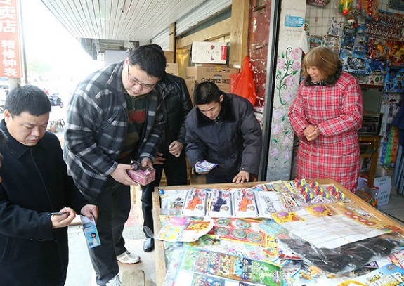 明光市多部门联合执法 开展扫黄打非专项行动2.jpg