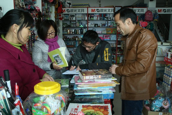 明光市多部门联合执法 开展扫黄打非专项行动4.jpg