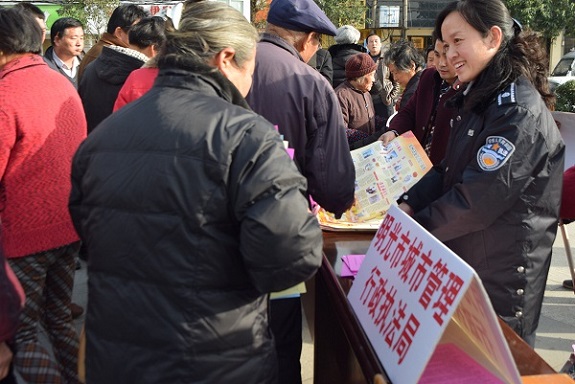 明光市城管执法局积极参加“12.4”国家宪法日暨全国法制宣传日大型广场宣传咨询活动.jpg