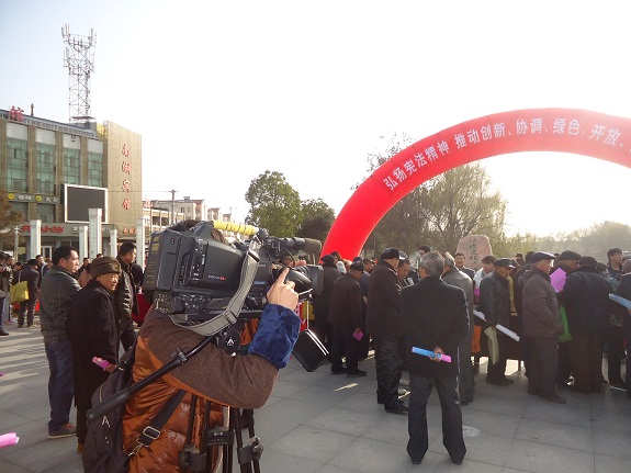 明光市广电台积极参加“12.4”国家宪法日暨全国法制宣传日大型广场宣传咨询活动2.jpg