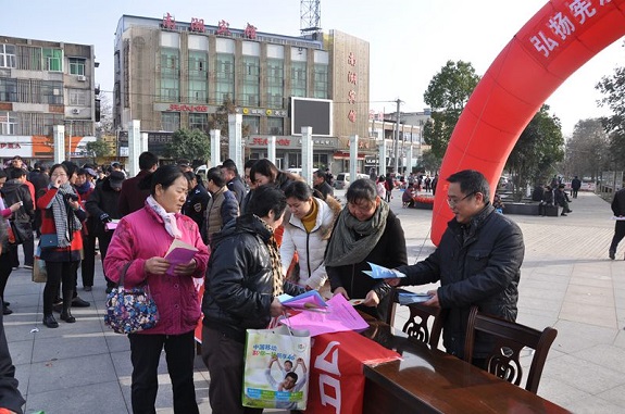 明光市政府金融办积极参加“12.4”宪法日法治宣传活动.jpg