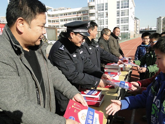 明光市中小学生法治教育读本发放仪式在市三中启动.jpg