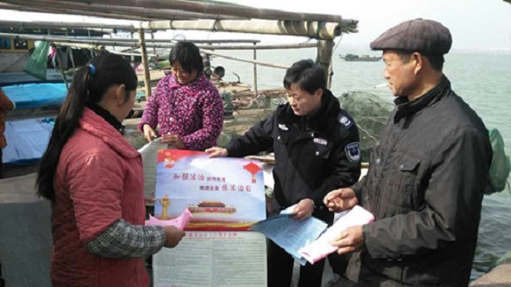 女山湖镇开展上渔船入渔户政法队伍满意度提升活动 (9).jpg