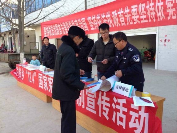 泊岗乡送法进村 实现普法“零距离”2.jpg