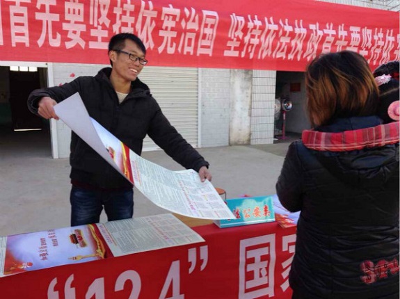 泊岗乡送法进村 实现普法“零距离”3.jpg