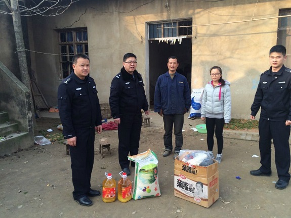泊岗乡派出所化解纠纷送温暖.jpg
