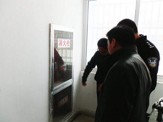 柳巷镇开展幼儿园、敬老院火灾隐患排查整治工作2.jpg