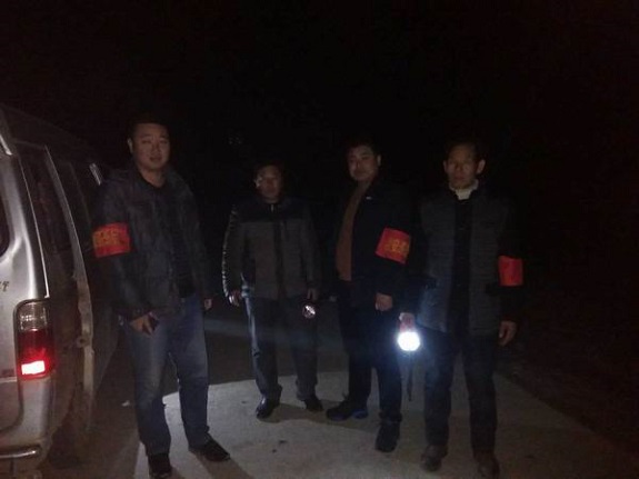 明西街道开展治安巡逻促平安建设.jpg