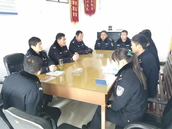 明光市公安局看望慰问勇救落水群众的三名同志1.jpg