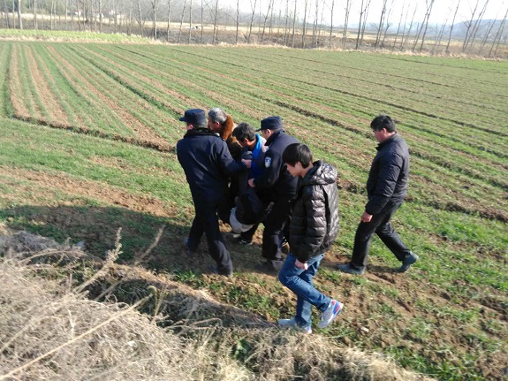 自来桥镇警民合力火速救人1.jpg