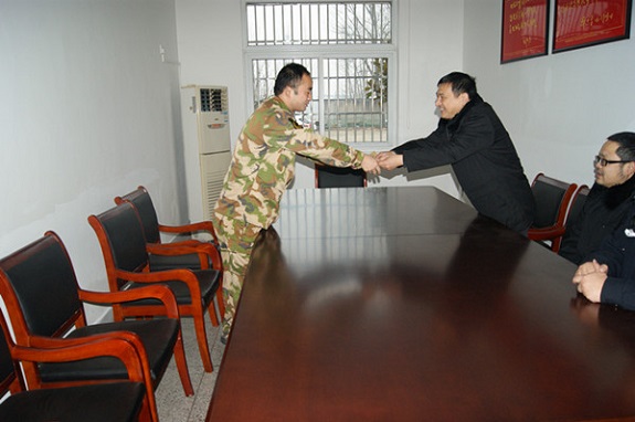明光市法院春节前夕慰问驻地武警官兵2.jpg