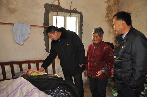 明光法院院长慰问困难党员群众1.jpg