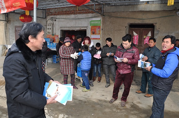 明光法院院长慰问困难党员群众3.jpg