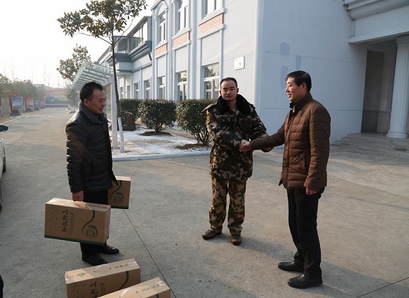 明光市检察院春节慰问驻看守所武警.jpg