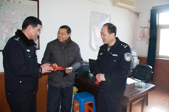 春节前夕市公安局领导慰问离退休老干部及困难民警2.jpg