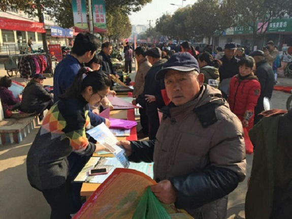 潘村镇：积极开展综治宣传活动2.jpg