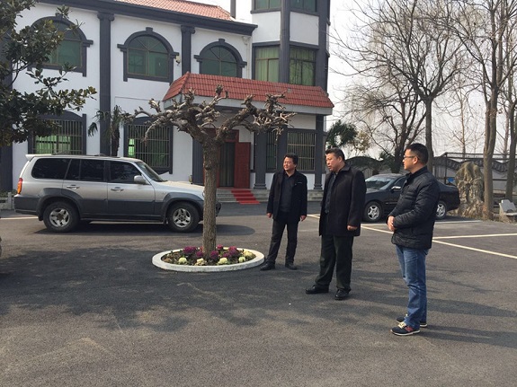明光市民政局检查指导九龙山陵园清明前准备工作.jpg