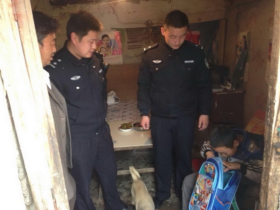 明光市公安局民警帮扶失亲儿童.jpg