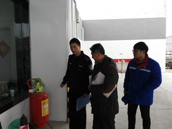 苏巷镇开展加油站点安全生产专项检查.jpg