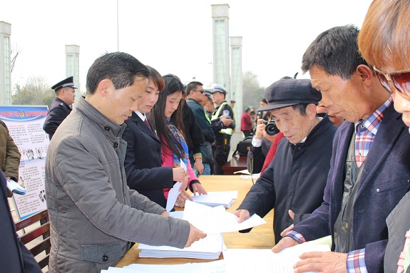 明光市开展综治集中宣传日活动4.JPG