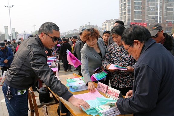 明光市民政局参加综治工作集中宣传日活动1.jpg