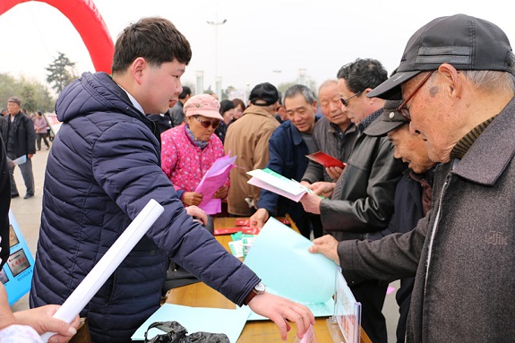 明光市民政局参加综治工作集中宣传日活动2.jpg