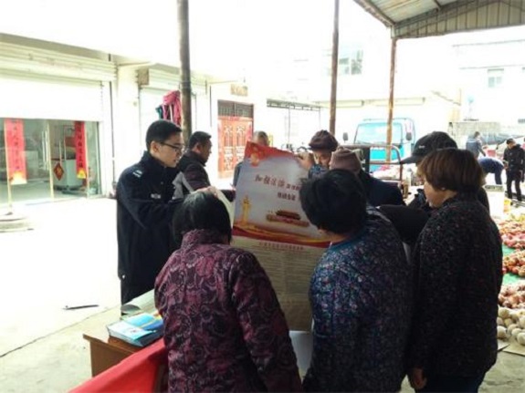 明南街道：综治宣传“赶集”忙1.jpg