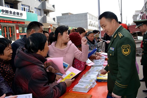 明光市消防大队开展清明节期间消防宣传活动1.jpg