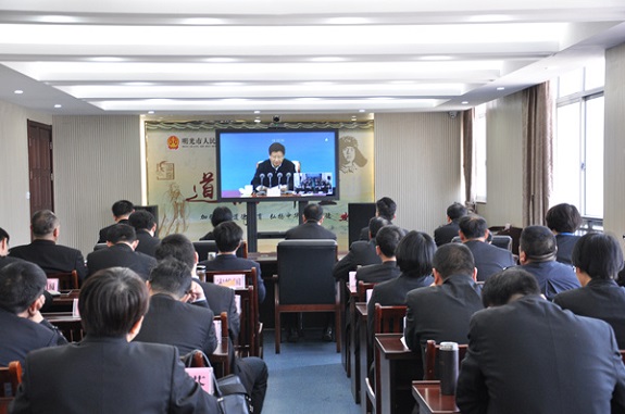 明光法院全体干警参加中央政法委干部学习讲座开班式暨第一讲视频会2.jpg