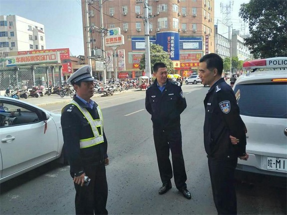 明光市公安局民警坚守岗位确保五一劳动节社会治安平稳1.jpg