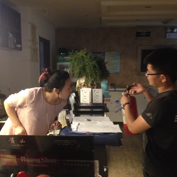 执法人员检查消防灭火器.jpg