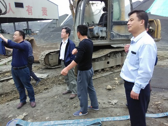 明光市经信委开展非煤矿山大气污染专项整治.jpg