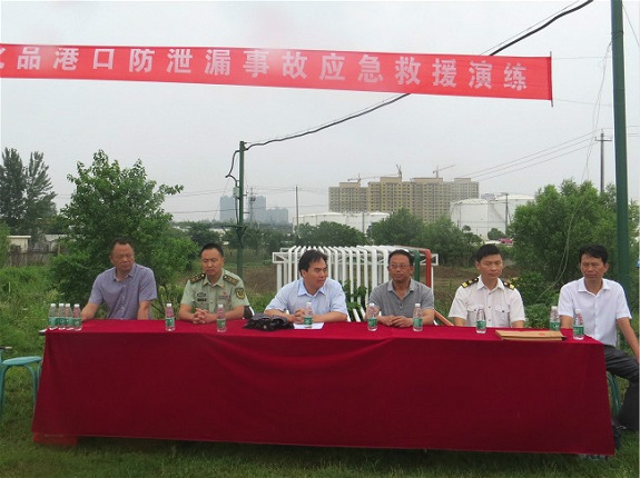 明光市开展危险化学品港口泄漏事故应急救援演练1.jpg