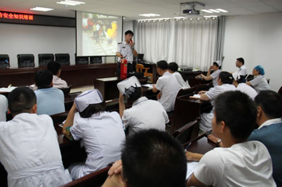 明光市人民医院成功组织消防知识培训和灭火实战演练2.jpg