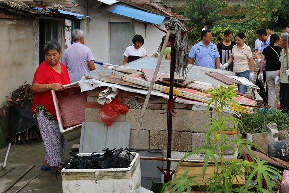经劝说主动拆除违章搭建物的居民.jpg