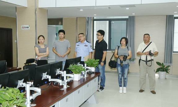 参观公安局指挥中心.JPG