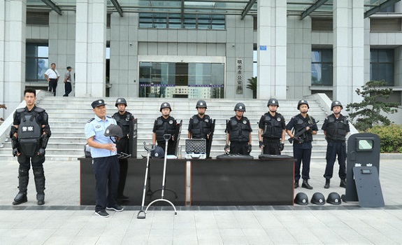 展示警用装备.JPG