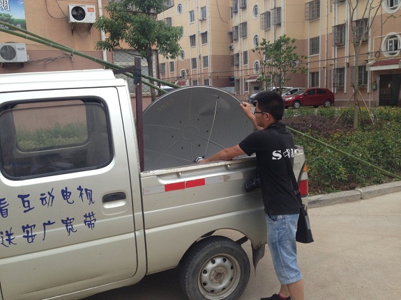 我市开展小区卫星地面接收设施专项治理1.jpg