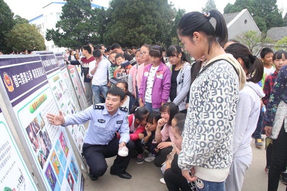 明光市公安局开展校园禁毒宣传1.JPG