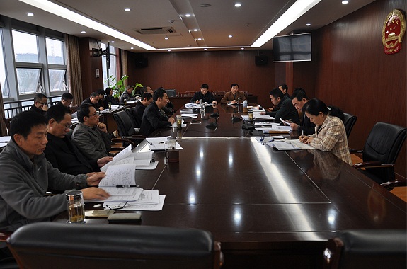 明光法院集中学习党的十八届六中全会精神.jpg