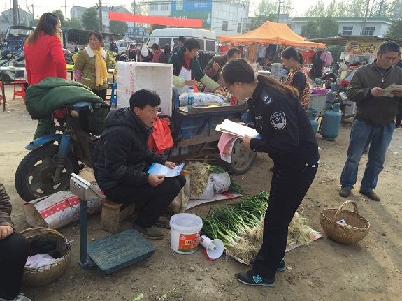 明东司法所开展农民工法治宣传教育活动.JPG