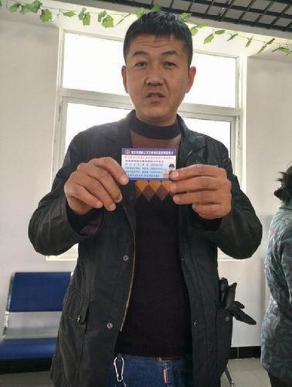明东街道为群众发放满意度服务联系卡.JPG