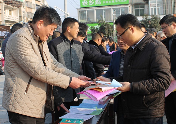 市领导巡视各单位宣传展台.jpg