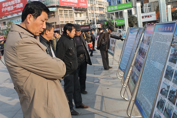 市民观看展板.jpg