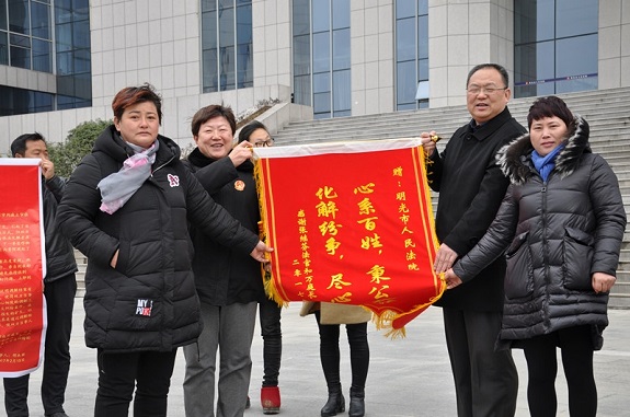 图四：为表示谢意送来锦旗和感谢信.jpg